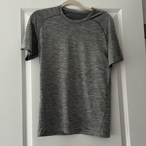 Grey Size Small Men’s Lululemon Drysense Short Sleeve Shirt